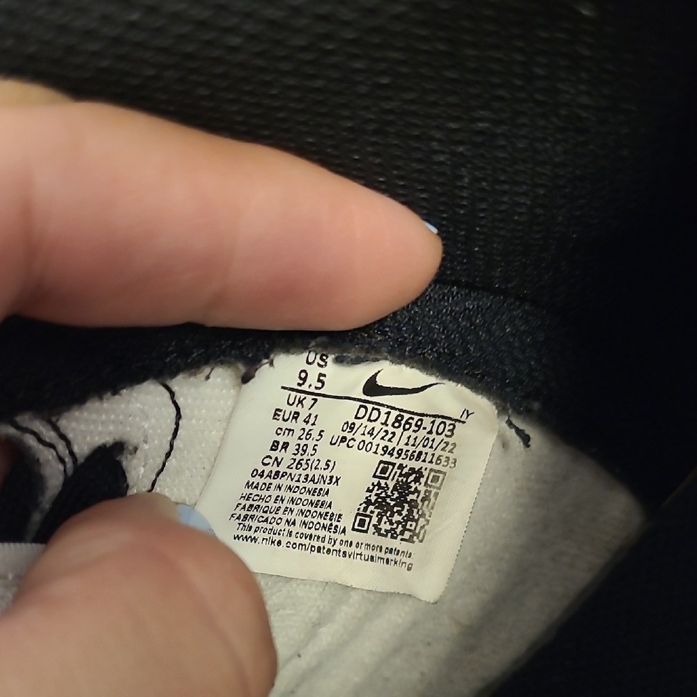 Nike Black and White Sneakers - Picture 4 of 13